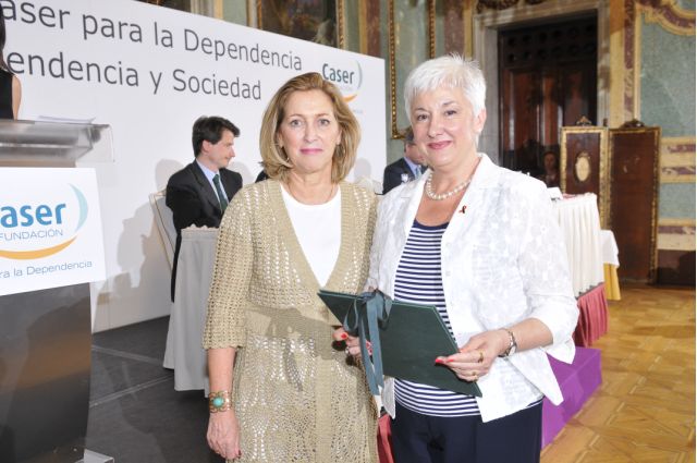 Dª Concepción Dancausa entrega el premio a Agueda Alonso Dª Concepción Dancausa entrega el premio a Agueda Alonso